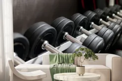 Fototapeta: スポーツジムのトレーニング室のたくさんのダンベルの様子
