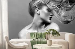 Fototapeta: Ładna dziewczyna sexy w czerni i bieli profil z wiatrem we włosach