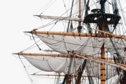 Fototapeta: Żagle dużego statku na białym tle