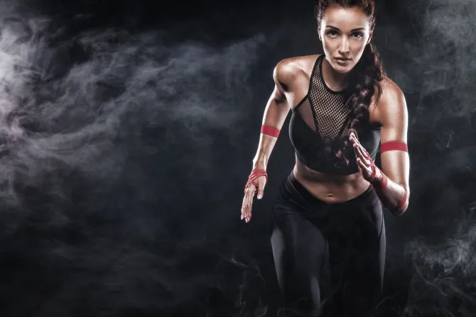 Fototapeta: Atletyczna kobieta podczas biegania