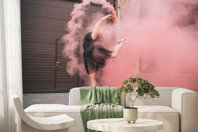 Fototapeta: Atrakcyjna młoda kobieta tańczy w różowy dym na ulicy