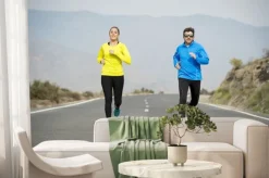 Fototapeta: Atrakcyjny sportowy para mężczyzna i kobieta pracuje razem na