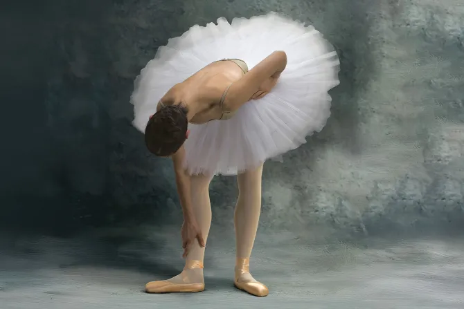 Fototapeta: Baletnica w białej spódnicy na betonie