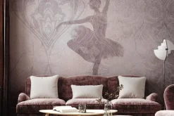 Fototapeta: Baletnica w ruchu na tle betonu z ozdobnymi ornamentami