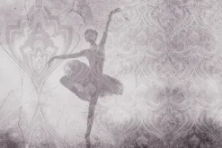 Fototapeta: Baletnica w ruchu na tle betonu z ozdobnymi ornamentami