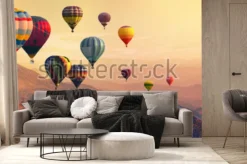 Fototapeta: Balon na gorące powietrze nad wysoką górą o zachodzie słońca