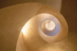 Fototapeta: Betonowa spirala schodów w motywem tunelu