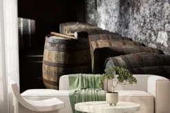 Fototapeta: Bliska stare drewniane beczki do przechowywania wina