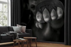 Fototapeta: Bokser mężczyzna uderza pięścią