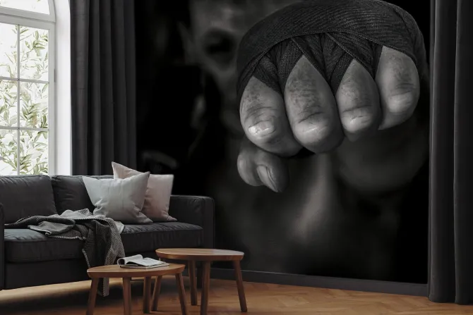 Fototapeta: Bokser mężczyzna uderza pięścią