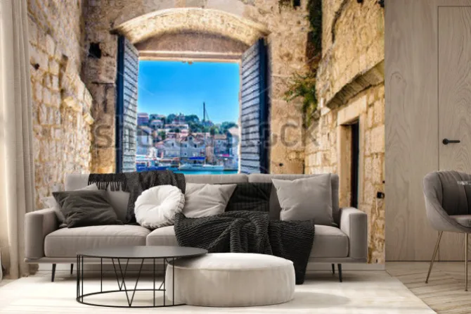 Fototapeta: Brama z widokiem na śródziemnomorskie miasteczko