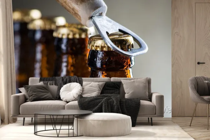 Fototapeta: Brown lodu zimnego piwa z butelki stary otwieracz