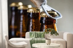 Fototapeta: Brown lodu zimnego piwa z butelki stary otwieracz