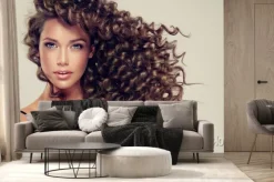 Fototapeta: Brunetka dziewczyna z długimi i błyszczącymi kręcone włosy. piękny