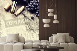 Fototapeta: Butelka wina, ciemne winogron i korki na starym drewnianym tle