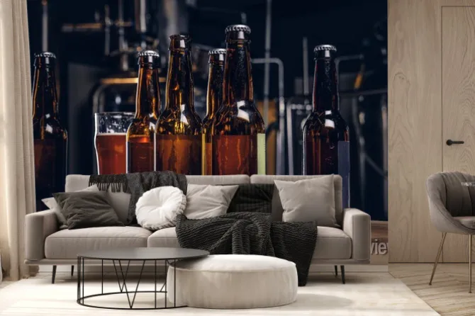 Fototapeta: Butelki i szklanka piwa rzemieślniczego na drewnianym kontuarze