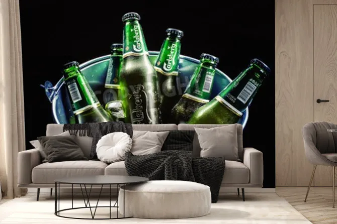 Fototapeta: Cacak, serbia - 30 marca 2016: sześć butelek piwa carlsberg w