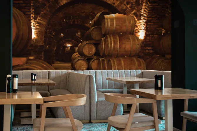 Fototapeta: Ciemna piwnica z beczkami