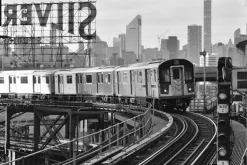 Fototapeta: Czarno białe zdjęcie pociągu na torach