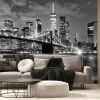 Fototapeta: Czarno-biała panorama nowego jorku nocą z mostem brooklińskim