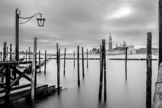 Fototapeta: Czarno-białe zdjęcie z widokiem na kościół