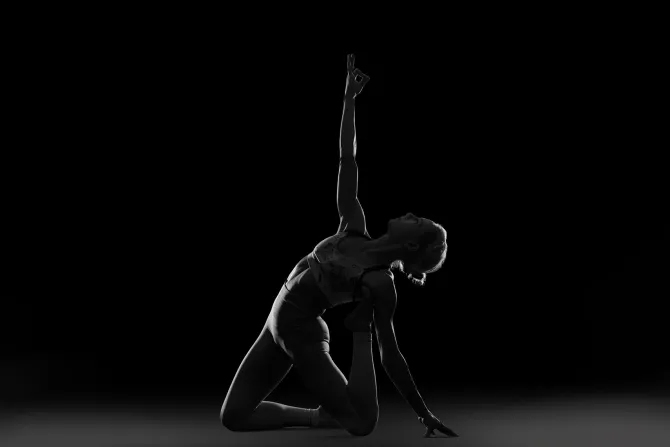 Fototapeta: Czarno-białe zdjęcie gimnastyczki