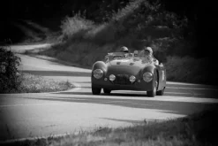 Fototapeta: Czarno-białe zdjęcie samochodu w stylu retro