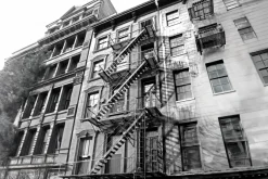 Fototapeta: Czarno-białe zdjęcie kamienicy ze schodami