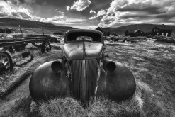 Fototapeta: Czarno-białe zdjęcie wraku samochodu