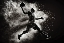 Fototapeta: Czarno-białe zdjęcie koszykarza z piłką