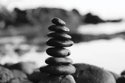 Fototapeta: Czarno-biały wzór z kamieniami na tle morza