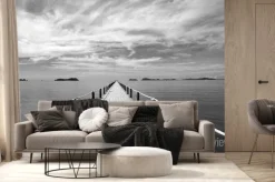 Fototapeta: Czarny i biały krajobraz drewniany most w błękitnym morzu na