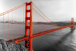 Fototapeta: Czerwony most w czaro-białej scenerii