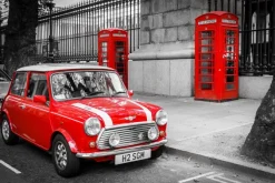 Fototapeta: Czerwony samochód i budki telefoniczne w londynie