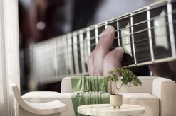 Fototapeta: Dedos sobre diapason de guitarra