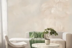 Fototapeta: Delikatne płatki kwiatów na beżowej ścianie