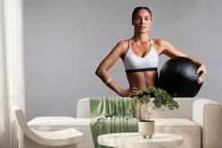 Fototapeta: Determined fitness woman on grey background