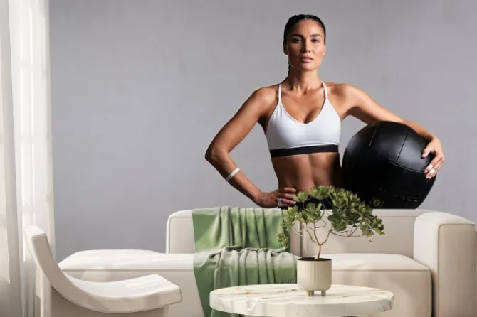 Fototapeta: Determined fitness woman on grey background