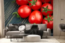 Fototapeta: Dojrzałe pomidory na ciemnym tle drewniane