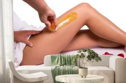 Fototapeta: Dosładzanie: depilacja z wytapiać metal cukru na nogach.