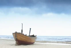 Fototapeta: Drewniana łódka na plaży przy morzu