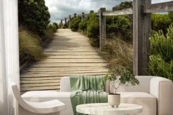 Fototapeta: Drewniany chodnik wzdłuż ogrodzenia z zielona roślinność rośnie