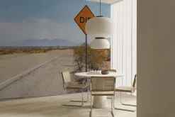 Fototapeta: Droga pośrodku pustyni na tle gór