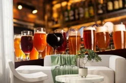 Fototapeta: Dużo piwa na stole barowym