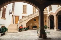 Fototapeta: Dziedziniec majorki z barokowym zdobieniem