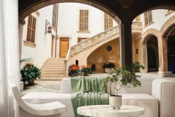 Fototapeta: Dziedziniec majorki z barokowym zdobieniem