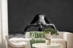 Fototapeta: Dziewczyna na macie uprawiająca jogę