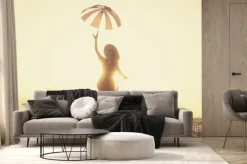 Fototapeta: Dziewczyna z parasolem na rowerze na wsi w czasie wschodu słońca