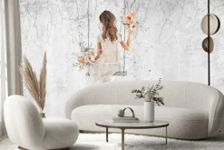 Fototapeta: Dziewczynka na huśtawce z kwiatami i efektem betonu w tle