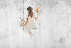 Fototapeta: Dziewczynka na huśtawce z kwiatami i efektem betonu w tle